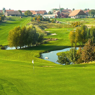 Golf Vuissens Hole 1 with Clubhouse